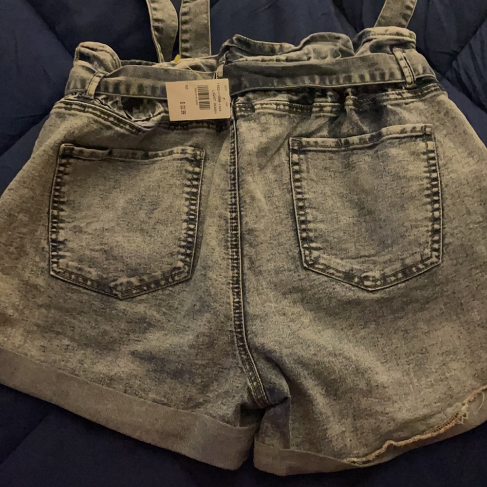Shorts - Picture 4 of 5